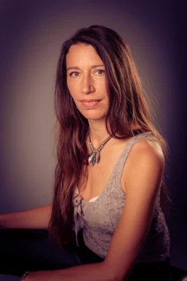 L'artiste théâtrale Monika Smiechowska pose assise pour un portrait en intérieur
