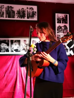 Une musicienne en train de jouer