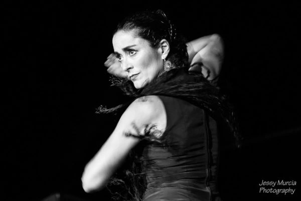 Photo en noir et blanc d'une femme en train de danser