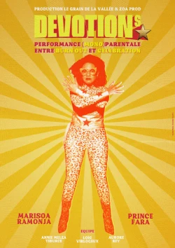 Affiche d'un spectacle avec une femme sur un fond jeune-doré avec les bras croisés sur la poitrine et déguisé en super-héroïne