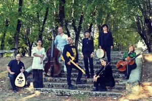 Photo d'un groupe de personnes en extérieur avec des instruments à la main