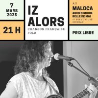 Visuel d'un concert où dans la partie haute s'affichent les informations de l'événement et en bas la photo en noir et blanc d'une femme en train de jouer la guitare et chanter devant un micro