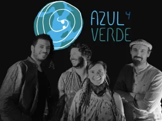Une femme et trois hommes sur un fond noir, derrière eux un écriteau et un dessin bleu flou